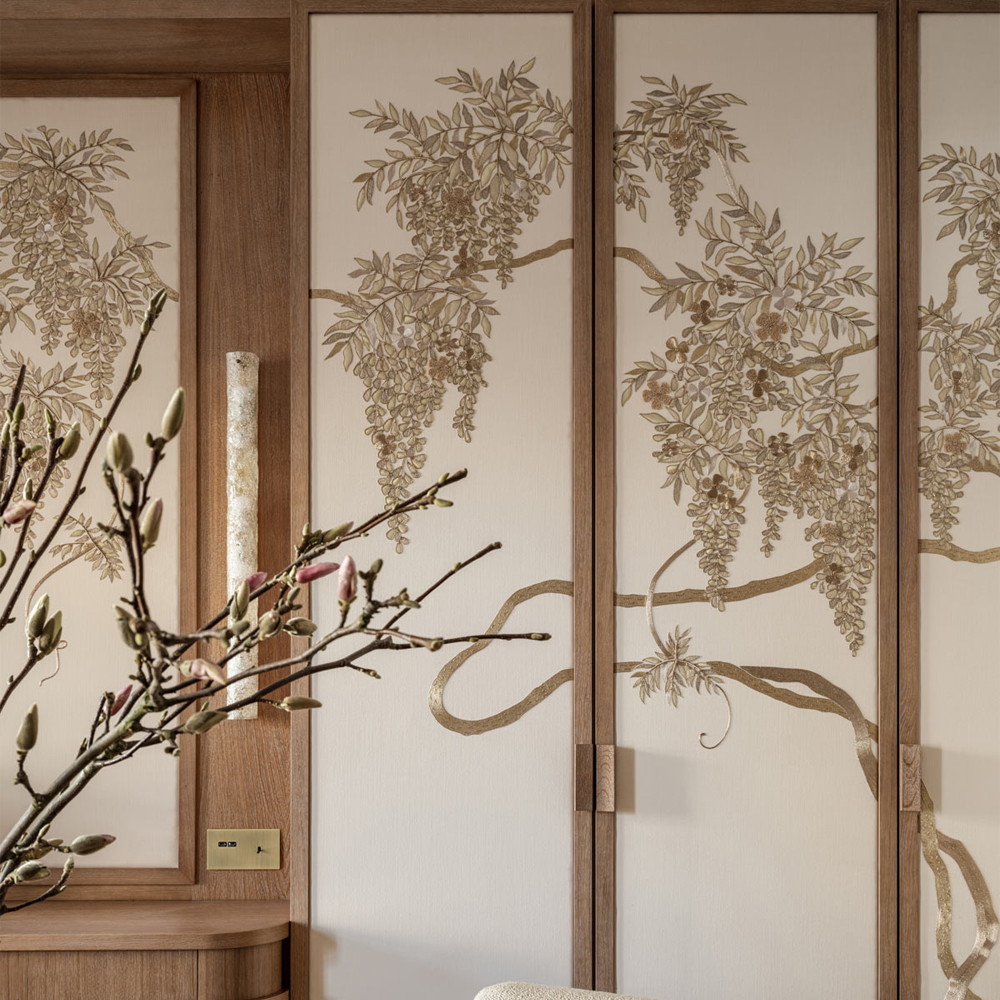 Обои с вышивкой ручной работы Deco Wisteria ﻿Midas colourway on Liso Pearl wool sateen