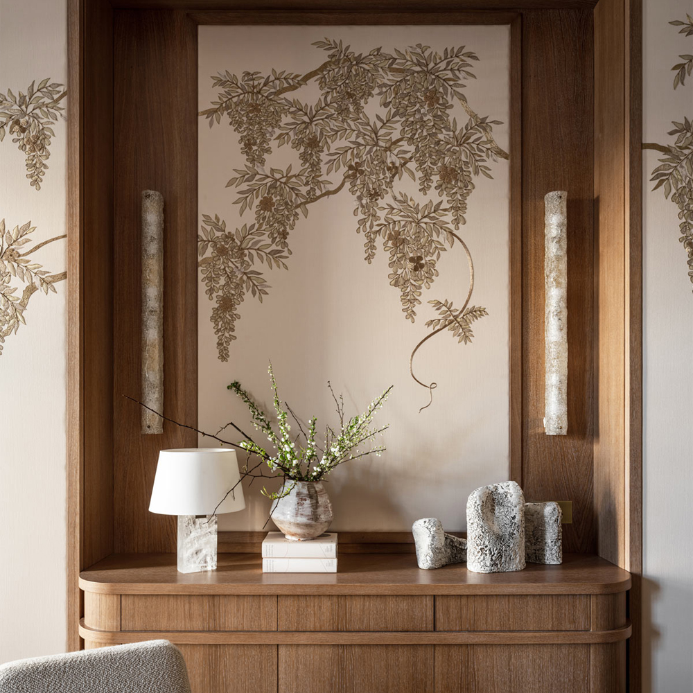 Обои с вышивкой ручной работы Deco Wisteria ﻿Midas colourway on Liso Pearl wool sateen