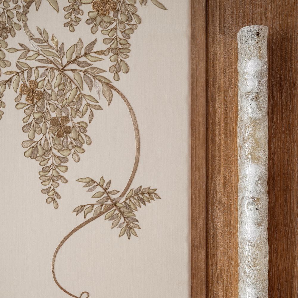 Обои с вышивкой ручной работы Deco Wisteria ﻿Midas colourway on Liso Pearl wool sateen