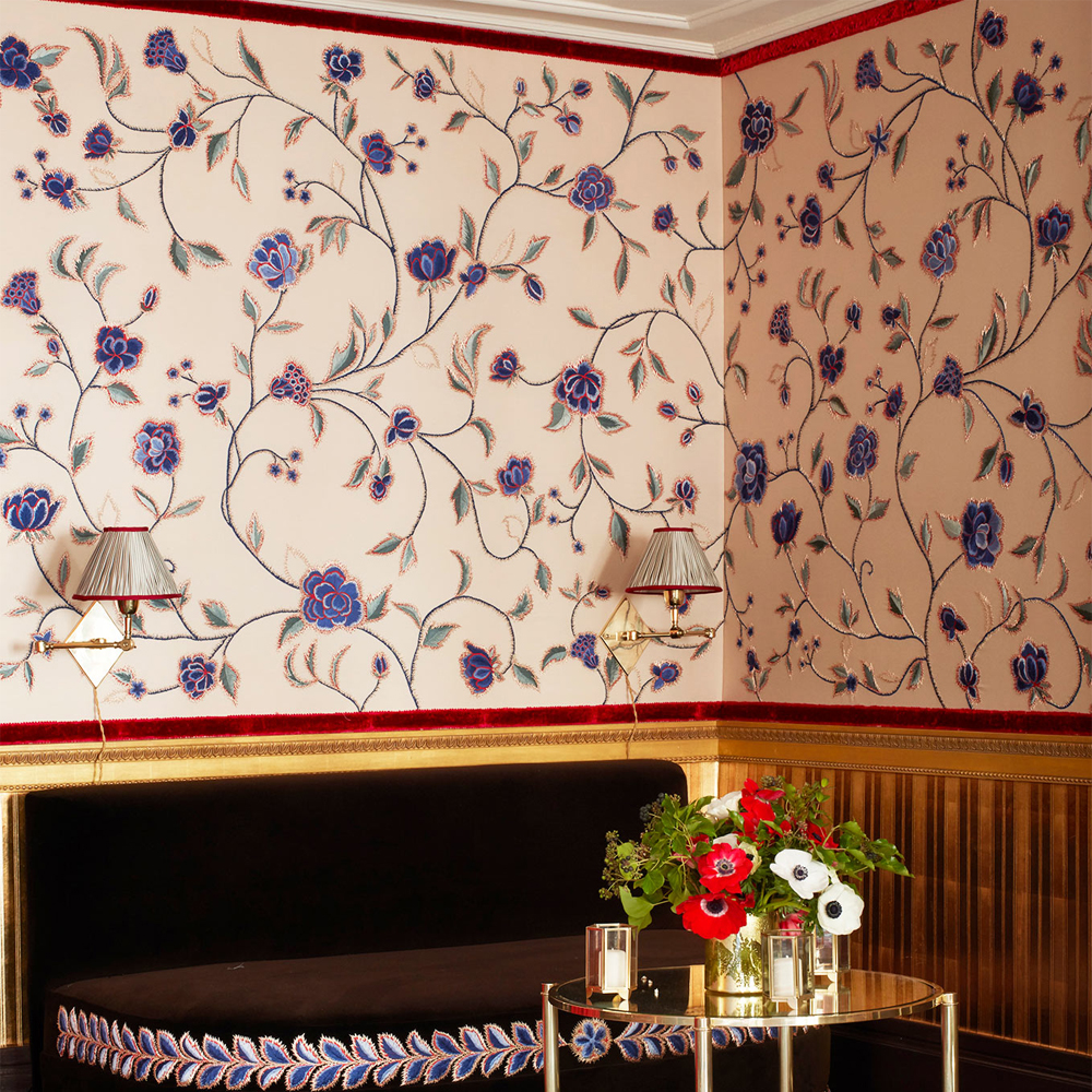 Обои с вышивкой ручной работы Flora Catherine colourway on Liso Pearl wool sateen