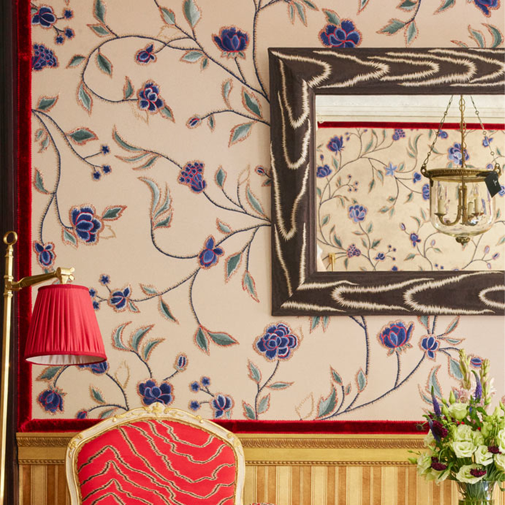 Обои с вышивкой ручной работы Flora Catherine colourway on Liso Pearl wool sateen