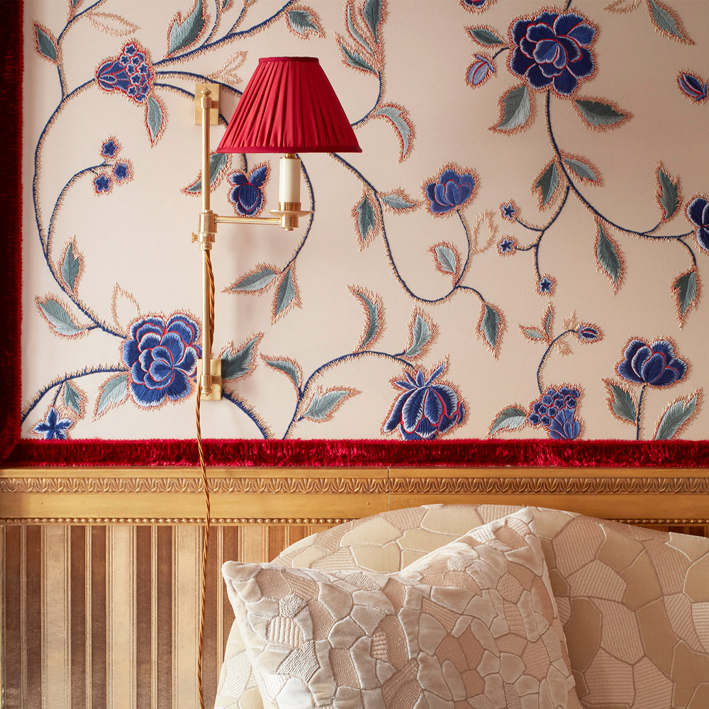 Обои с вышивкой ручной работы Flora Catherine colourway on Liso Pearl wool sateen