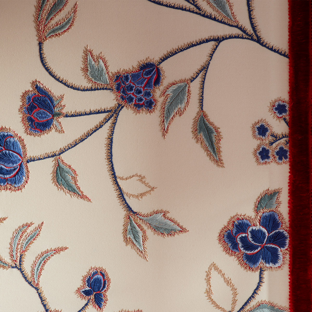 Обои с вышивкой ручной работы Flora Catherine colourway on Liso Pearl wool sateen