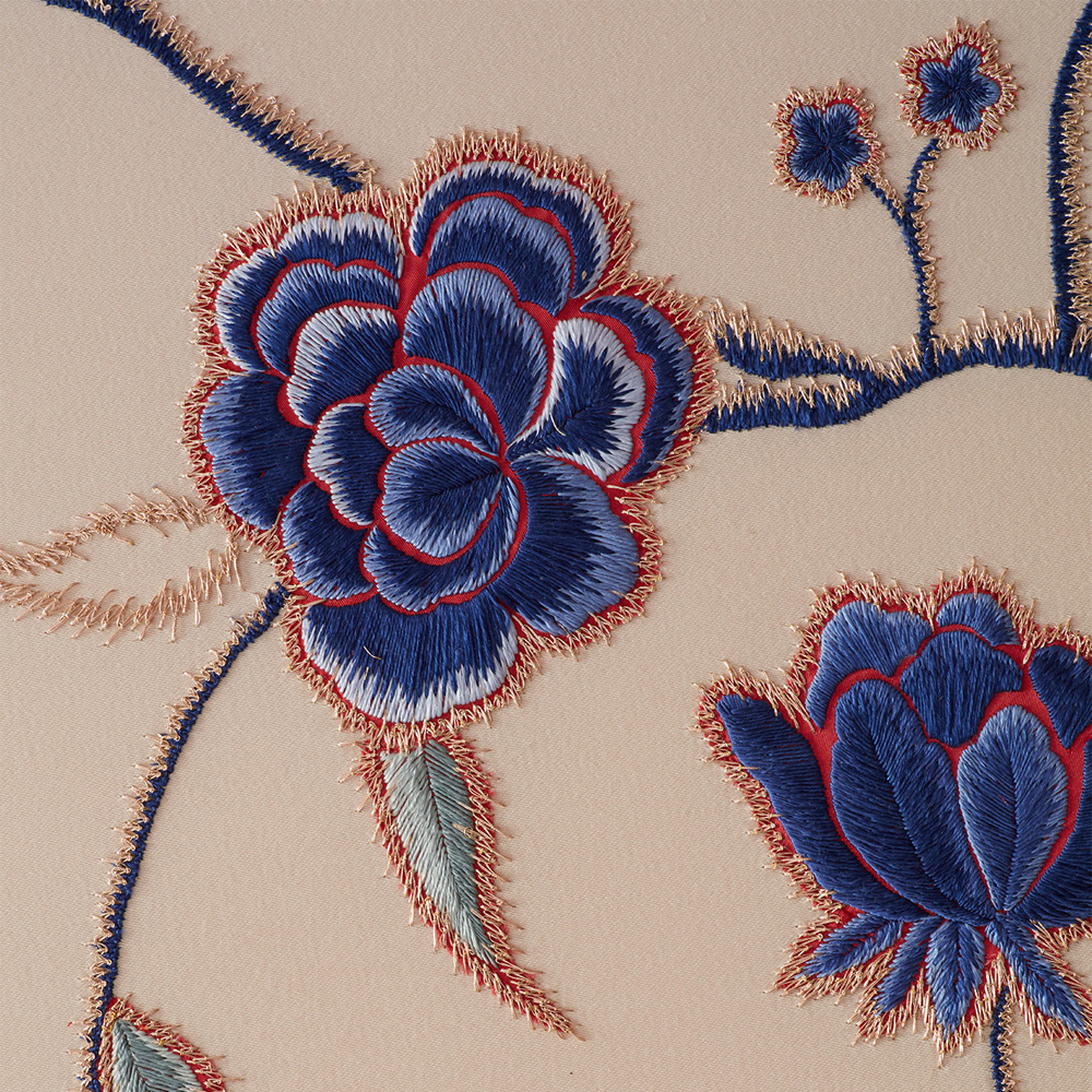 Обои с вышивкой ручной работы Flora Catherine colourway on Liso Pearl wool sateen