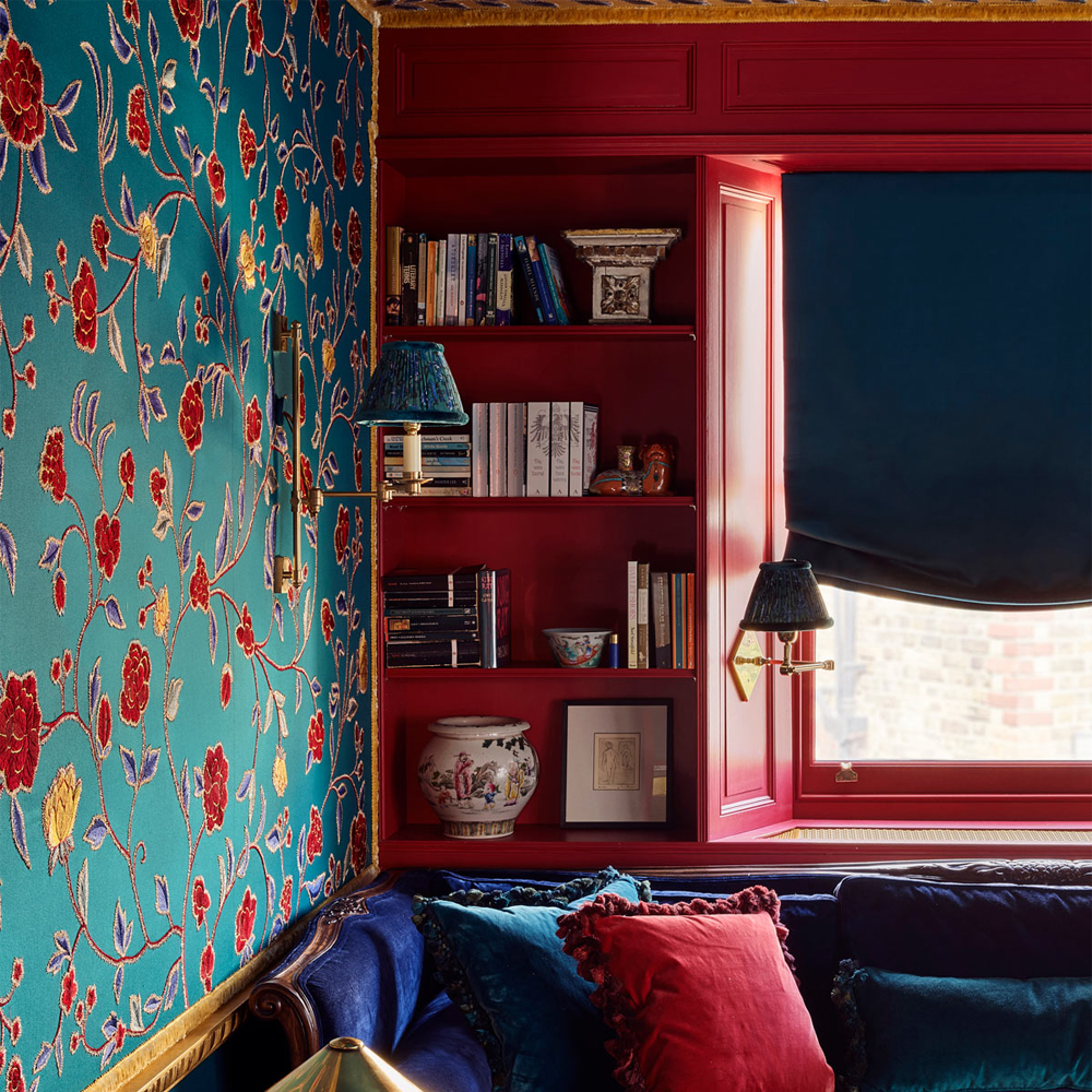 Обои с вышивкой ручной работы Flora Rio colourway on Liso Pine wool sateen