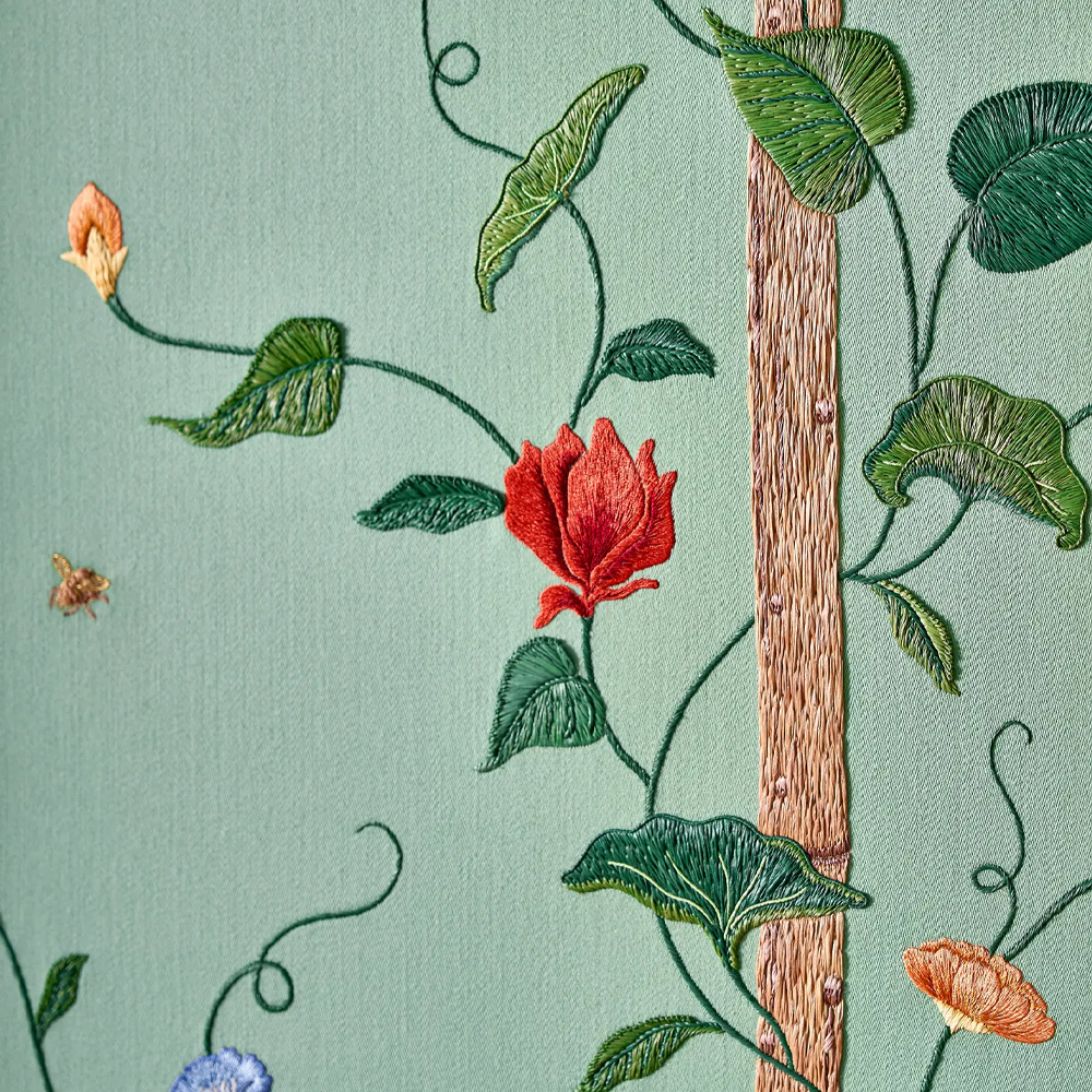 Обои с вышивкой ручной работы Floral Lattice Original colourway on wool sateen