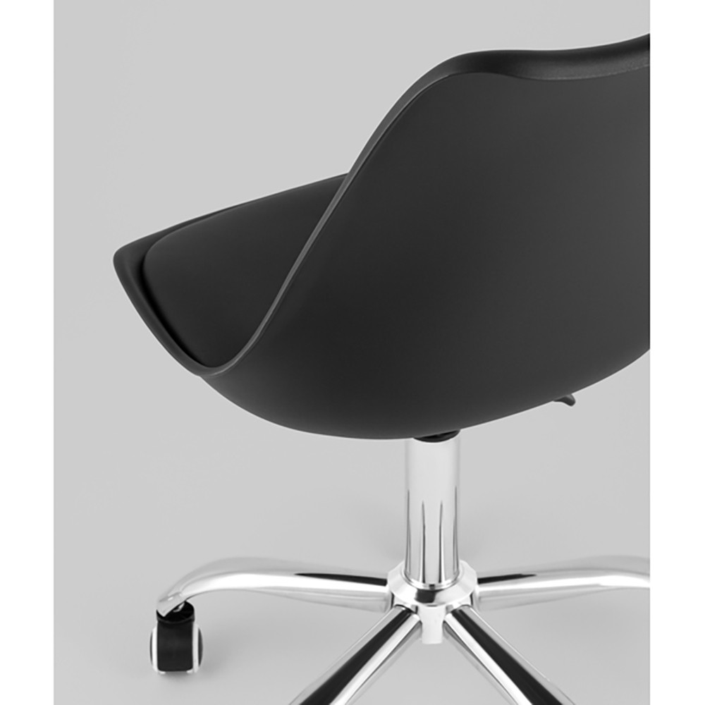 Офисный стул на металлическом основании EGGERY Black пластик