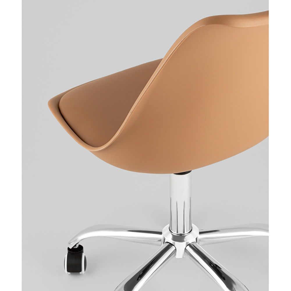 Офисный стул на металлическом основании EGGERY Brown пластик