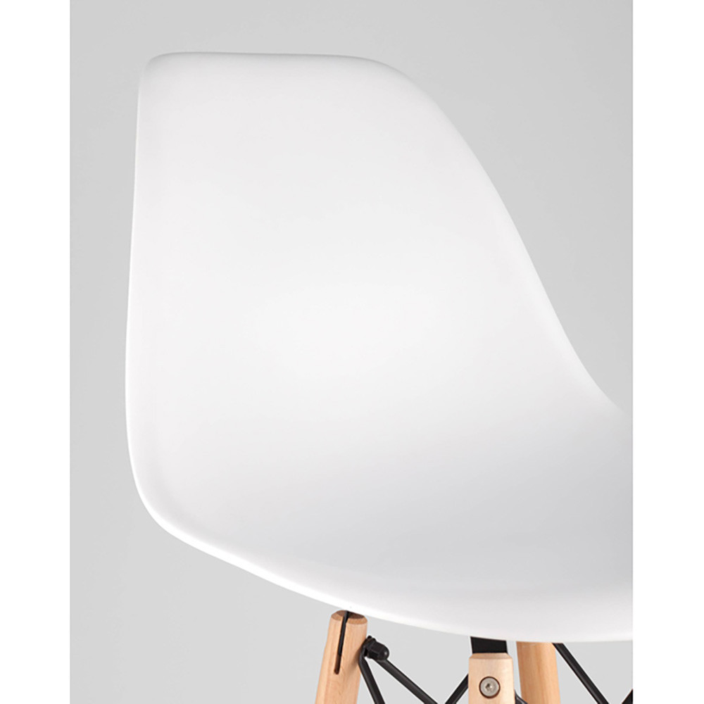 Пластиковый барный стул на ножках из массива бука Eames White