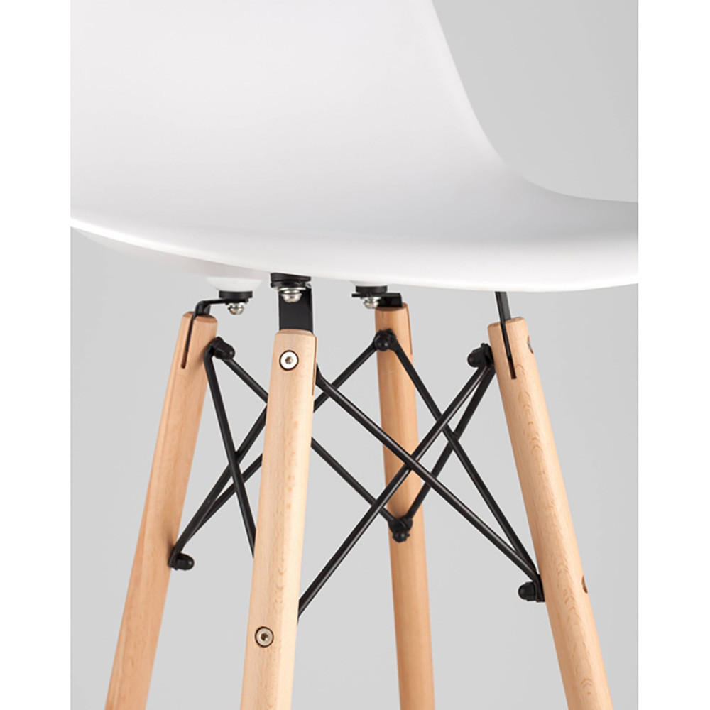 Пластиковый барный стул на ножках из массива бука Eames White