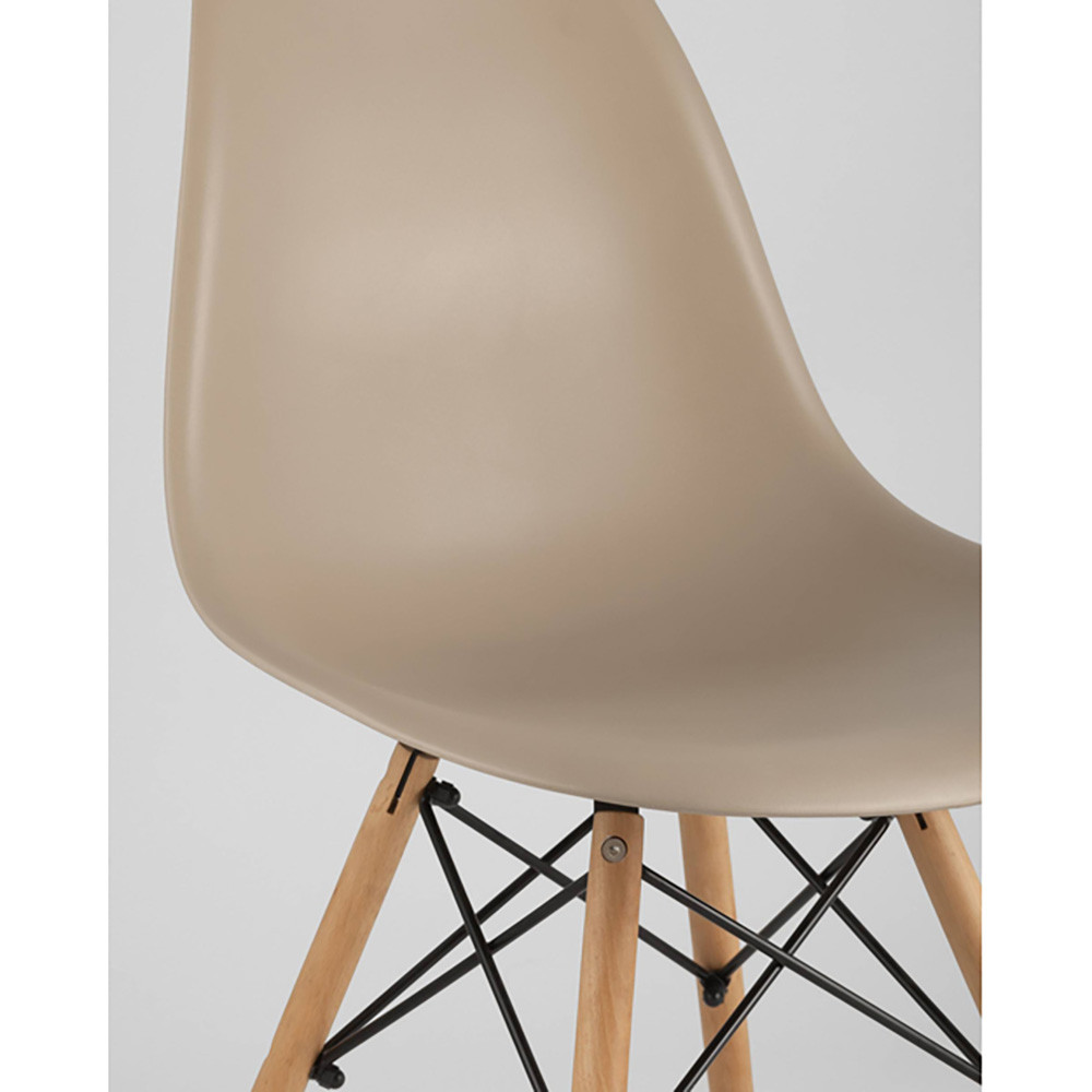 Пластиковый стул на ножках из массива бука Eames Beige
