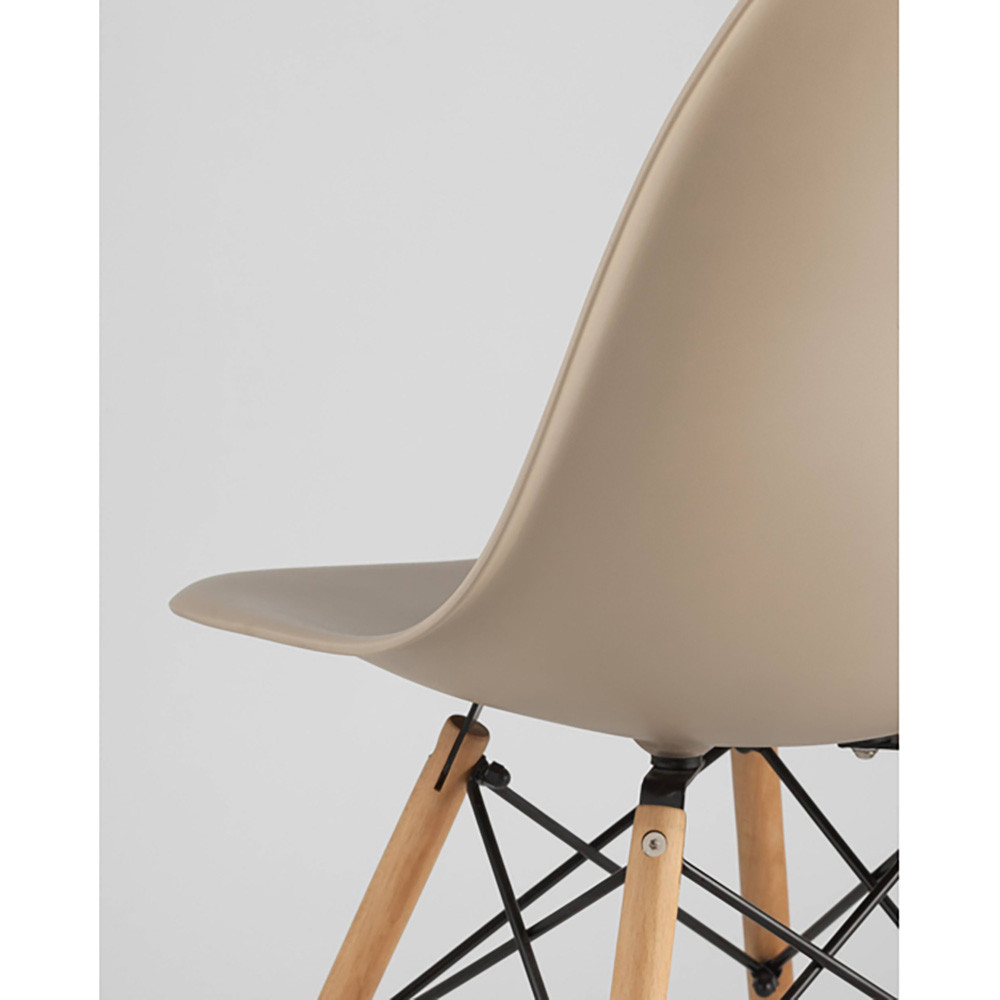 Пластиковый стул на ножках из массива бука Eames Beige