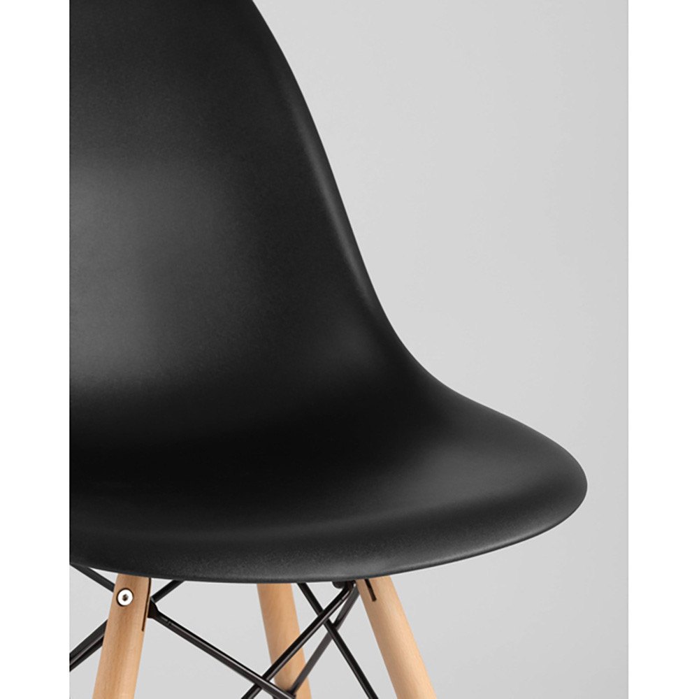 Пластиковый стул на ножках из массива бука Eames Black
