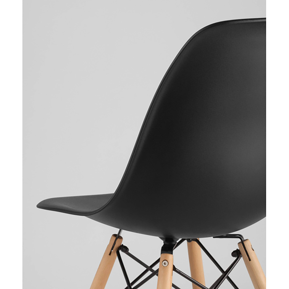 Пластиковый стул на ножках из массива бука Eames Black