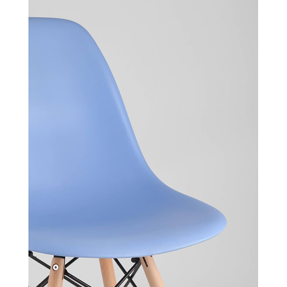 Пластиковый стул на ножках из массива бука Eames Blue