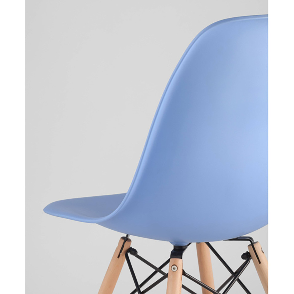 Пластиковый стул на ножках из массива бука Eames Blue