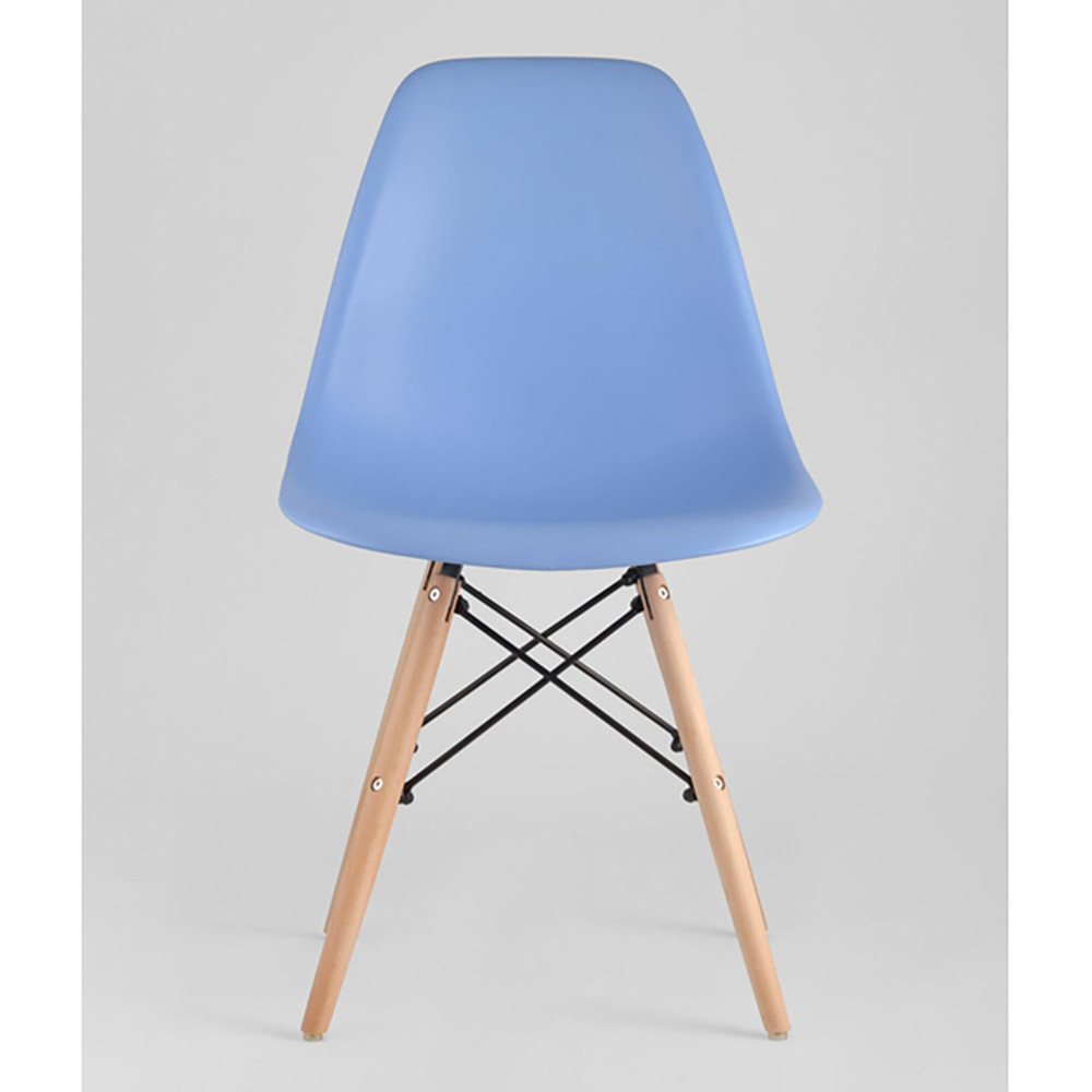 Пластиковый стул на ножках из массива бука Eames Blue