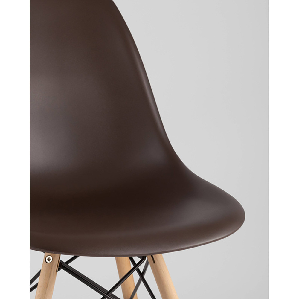 Пластиковый стул на ножках из массива бука Eames Brown