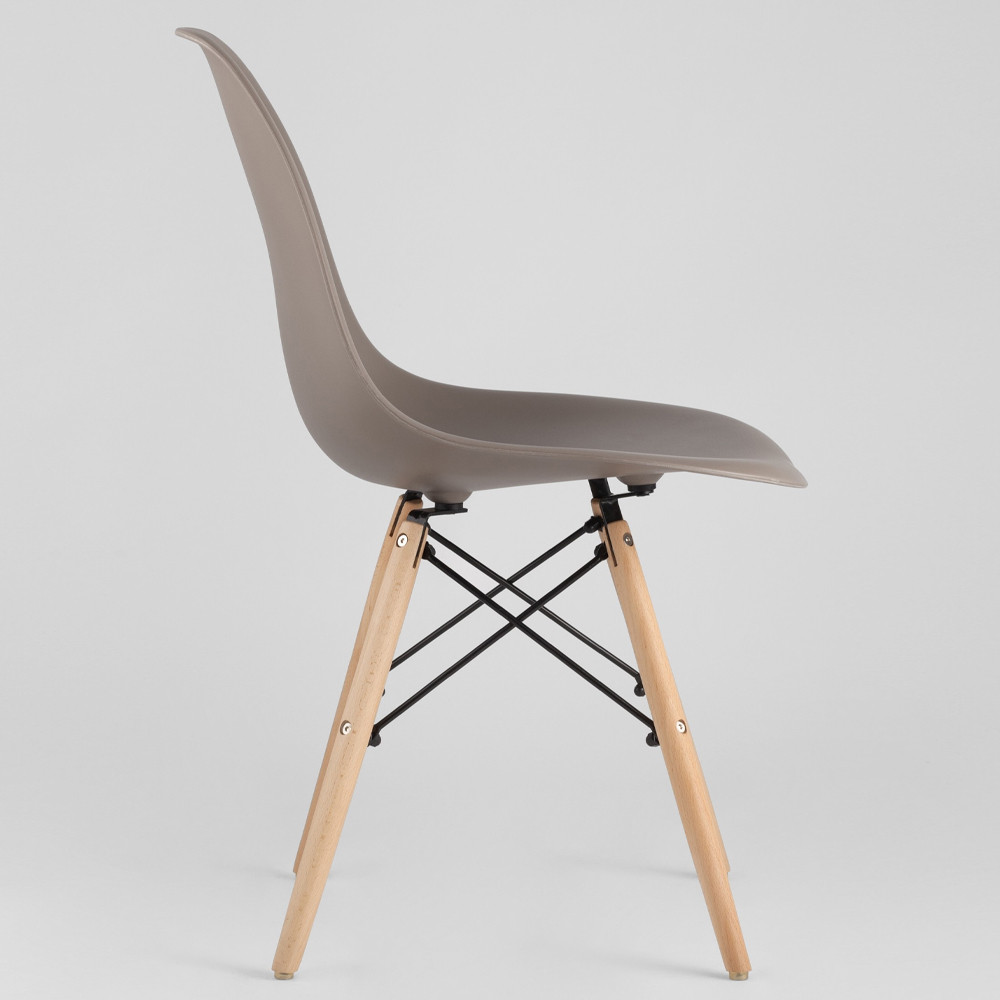 Пластиковый стул на ножках из массива бука Eames Cappuccino