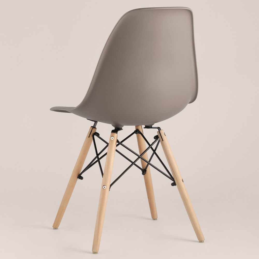 Пластиковый стул на ножках из массива бука Eames Cappuccino