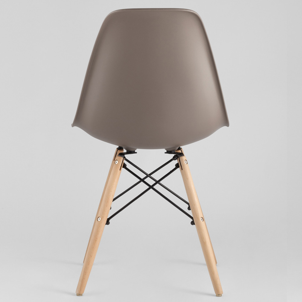 Пластиковый стул на ножках из массива бука Eames Cappuccino