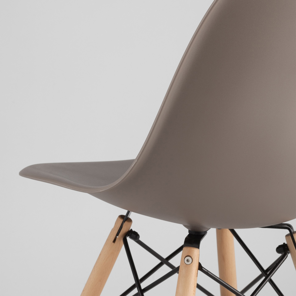 Пластиковый стул на ножках из массива бука Eames Cappuccino
