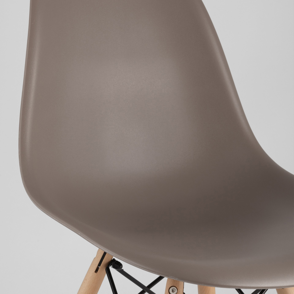 Пластиковый стул на ножках из массива бука Eames Cappuccino