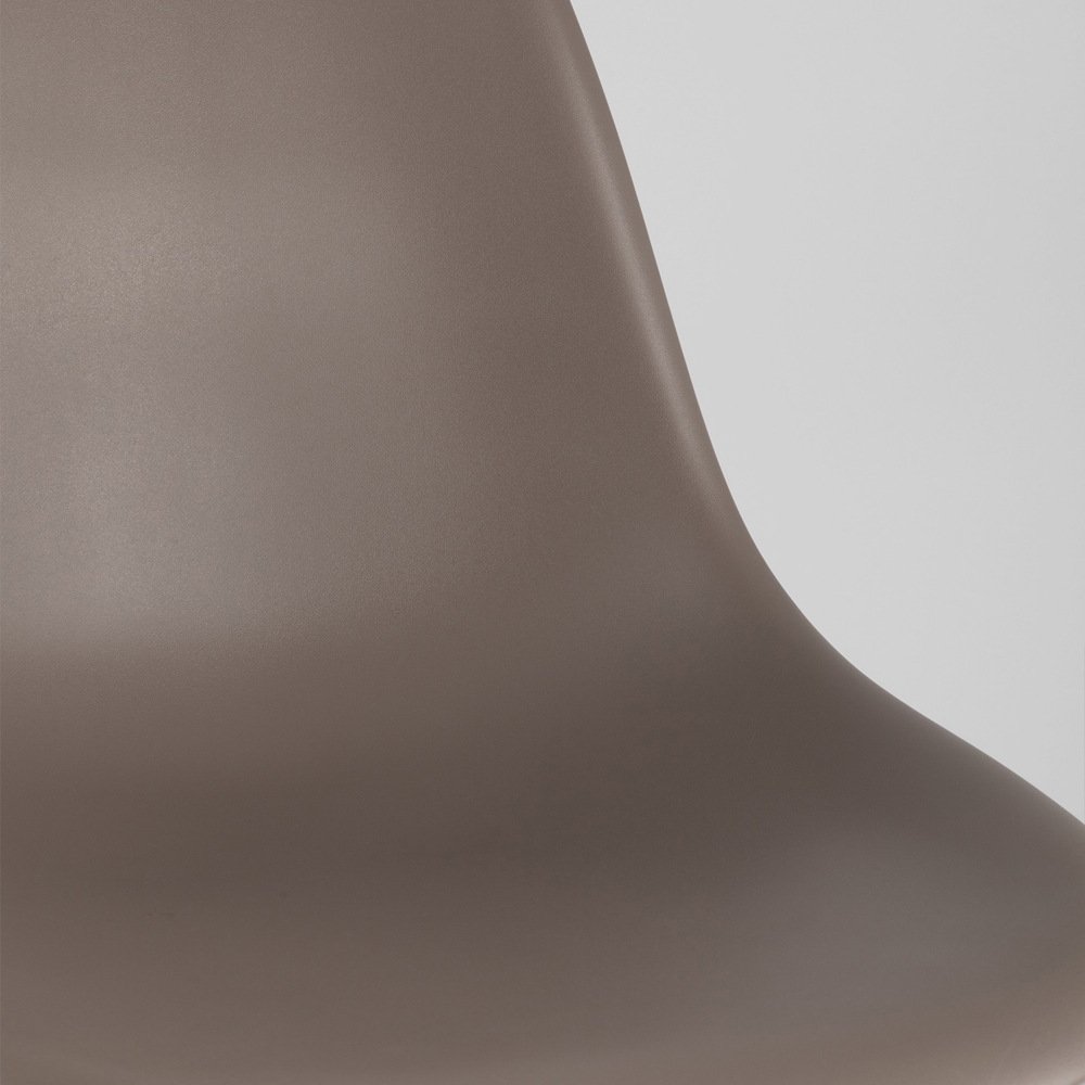 Пластиковый стул на ножках из массива бука Eames Cappuccino