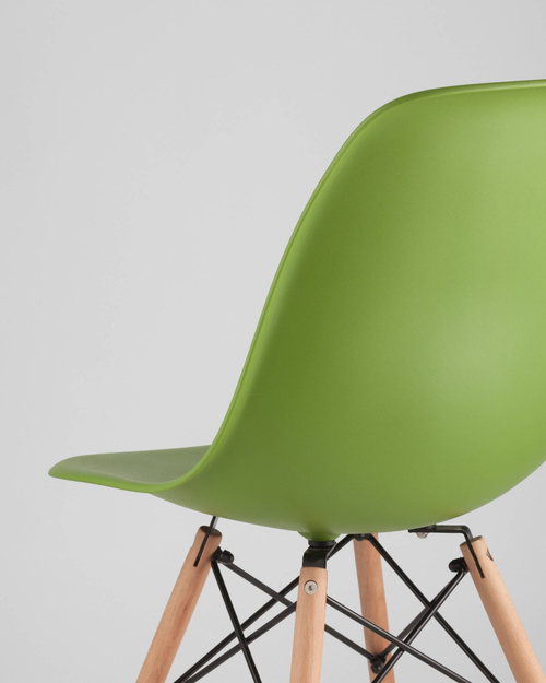 Пластиковый стул на ножках из массива бука Eames Green