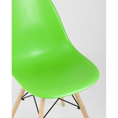 Пластиковый стул на ножках из массива бука Eames Light Green