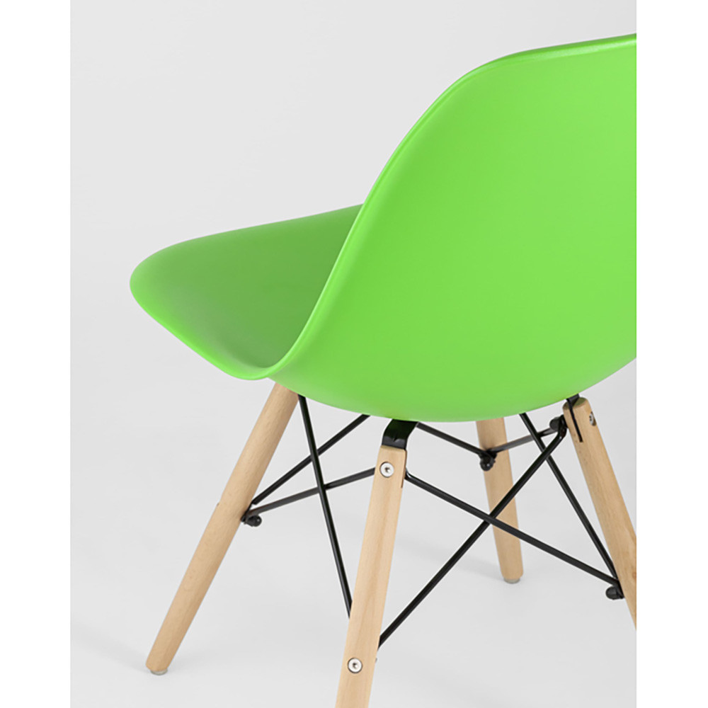 Пластиковый стул на ножках из массива бука Eames Light Green