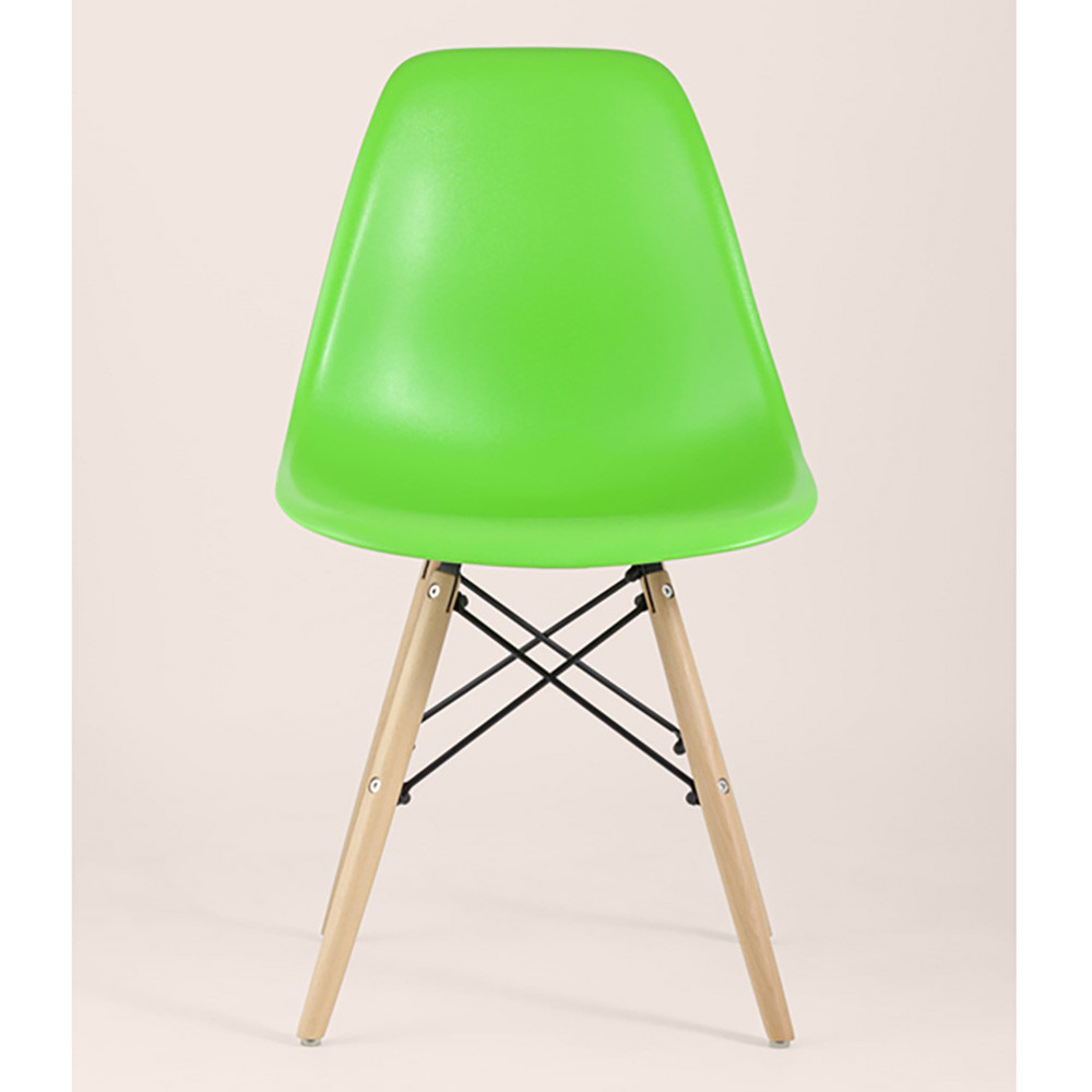 Пластиковый стул на ножках из массива бука Eames Light Green