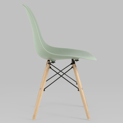 Пластиковый стул на ножках из массива бука Eames Mint