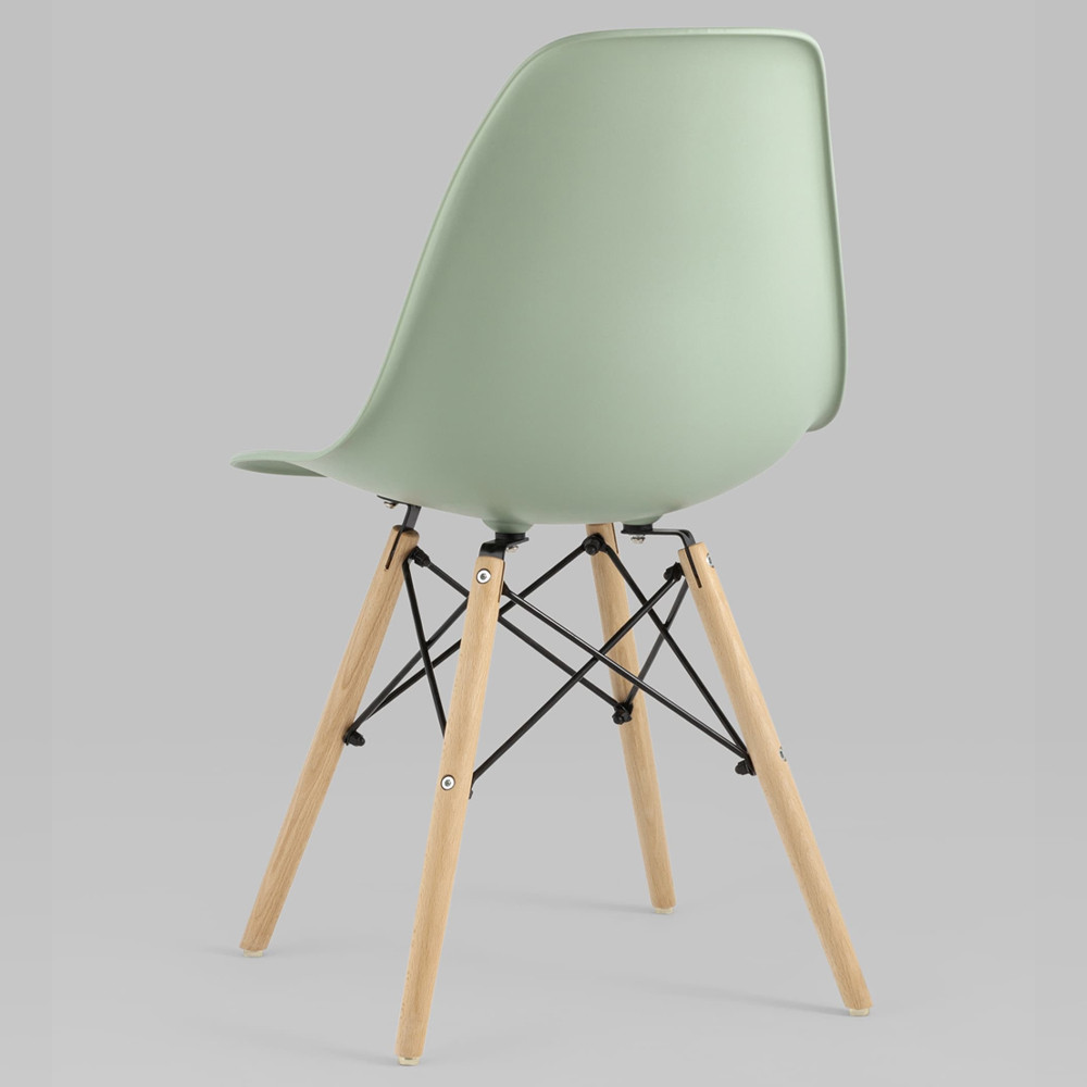 Пластиковый стул на ножках из массива бука Eames Mint