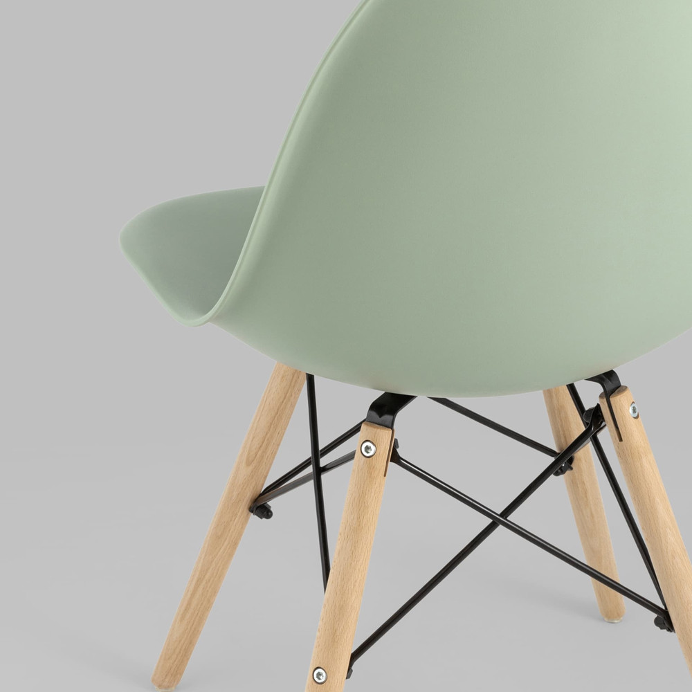 Пластиковый стул на ножках из массива бука Eames Mint