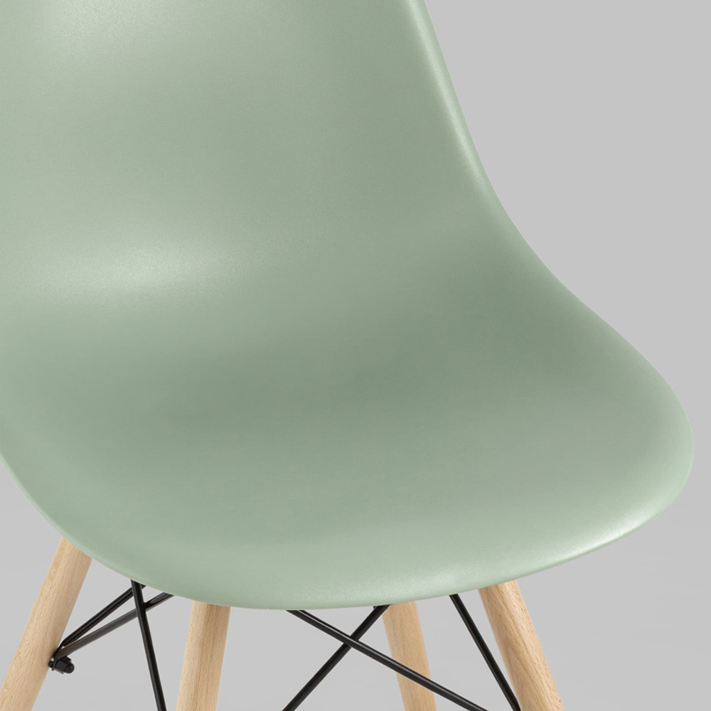 Пластиковый стул на ножках из массива бука Eames Mint