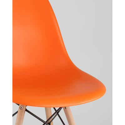 Пластиковый стул на ножках из массива бука Eames Orange