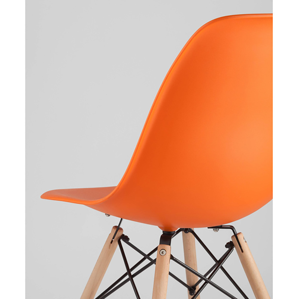 Пластиковый стул на ножках из массива бука Eames Orange