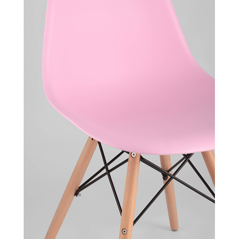 Пластиковый стул на ножках из массива бука Eames Pink
