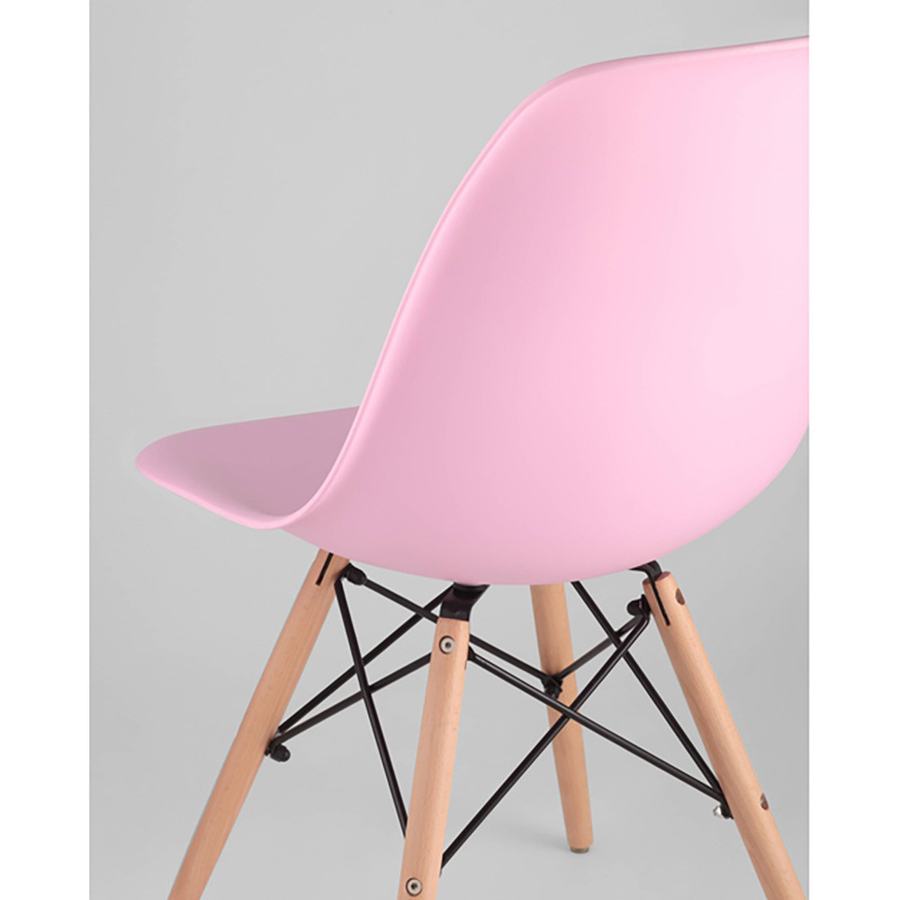 Пластиковый стул на ножках из массива бука Eames Pink