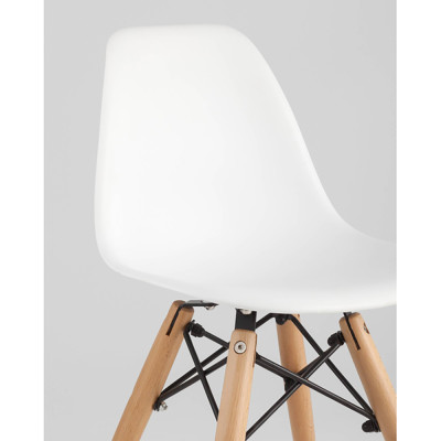 Пластиковый стул на ножках из массива бука Eames Small White