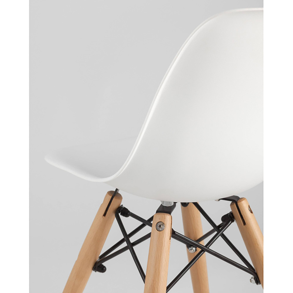 Пластиковый стул на ножках из массива бука Eames Small White