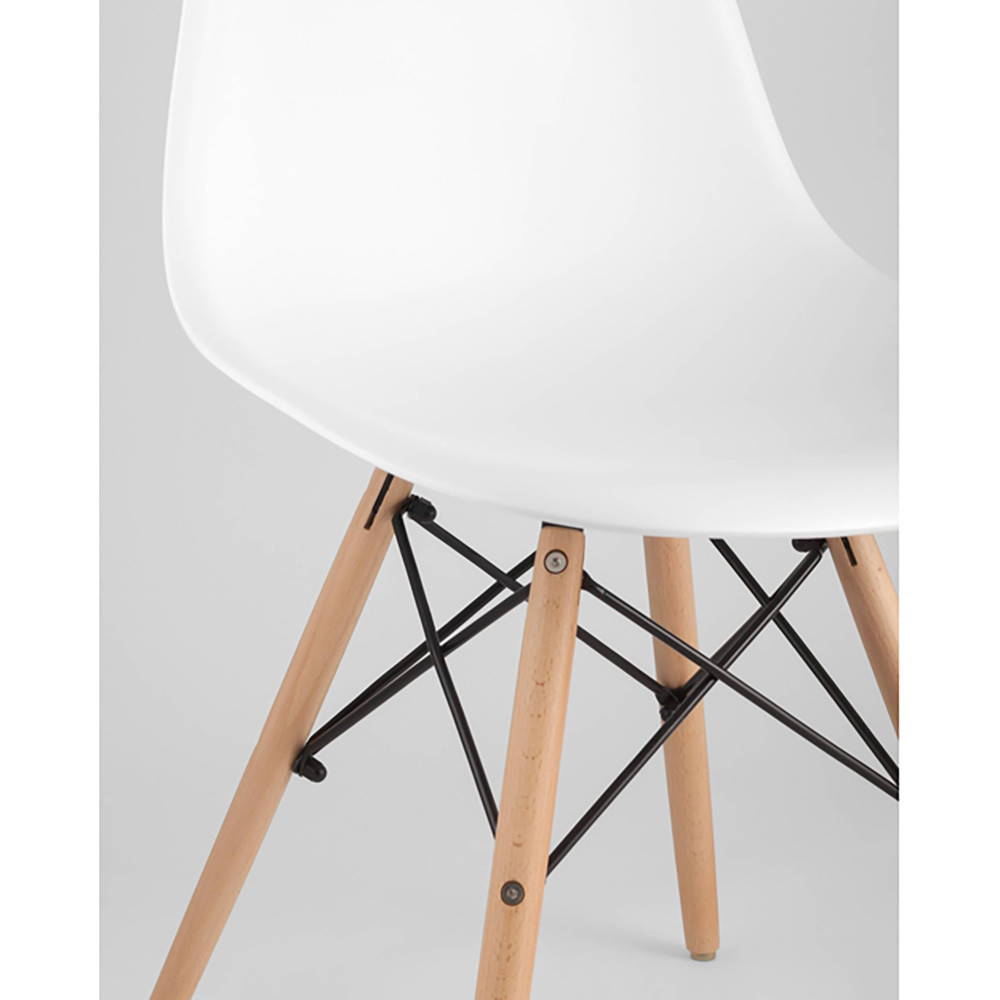 Пластиковый стул на ножках из массива бука Eames White