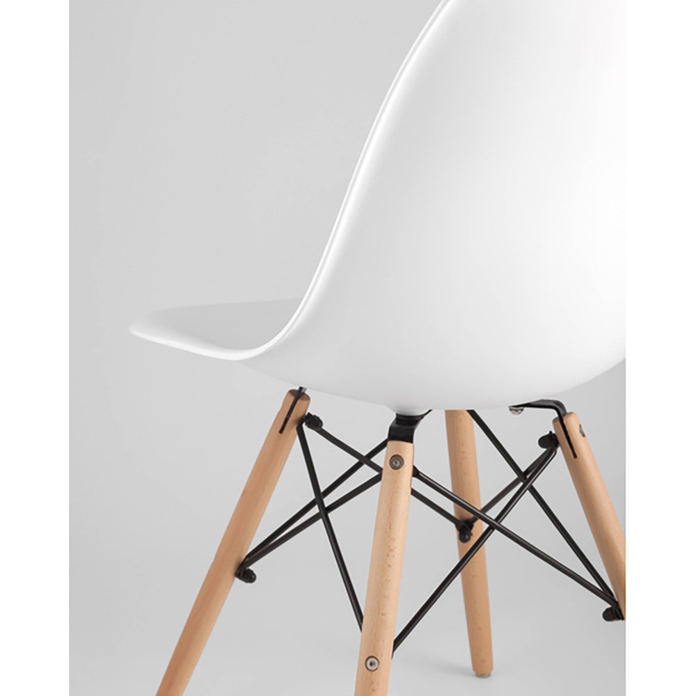 Пластиковый стул на ножках из массива бука Eames White