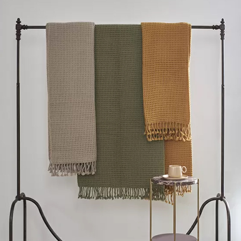 Плед из шерсти зеленого цвета с бахромой Waffle Comfort