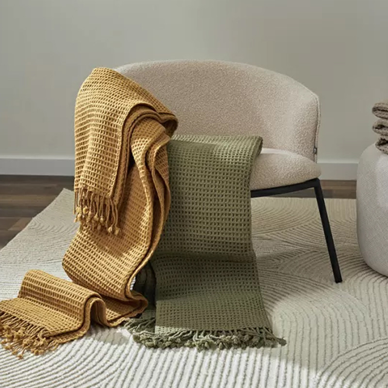 Плед из шерсти зеленого цвета с бахромой Waffle Comfort