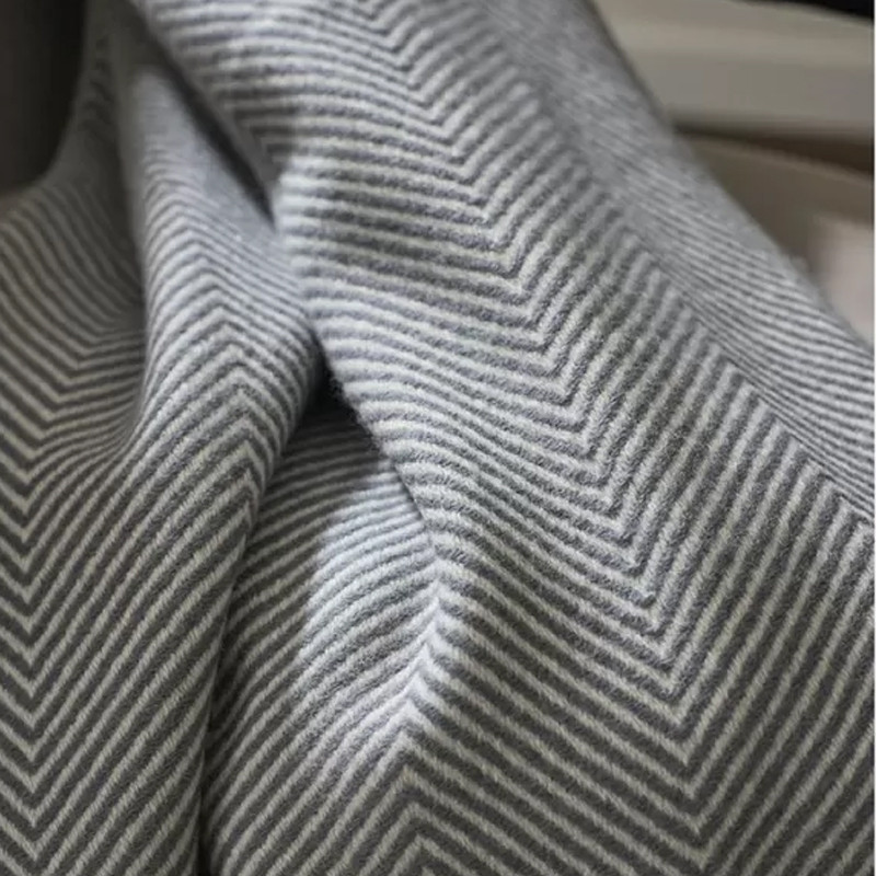 Плед из шерсти мериноса серого цвета 130×180 см Gray Waves