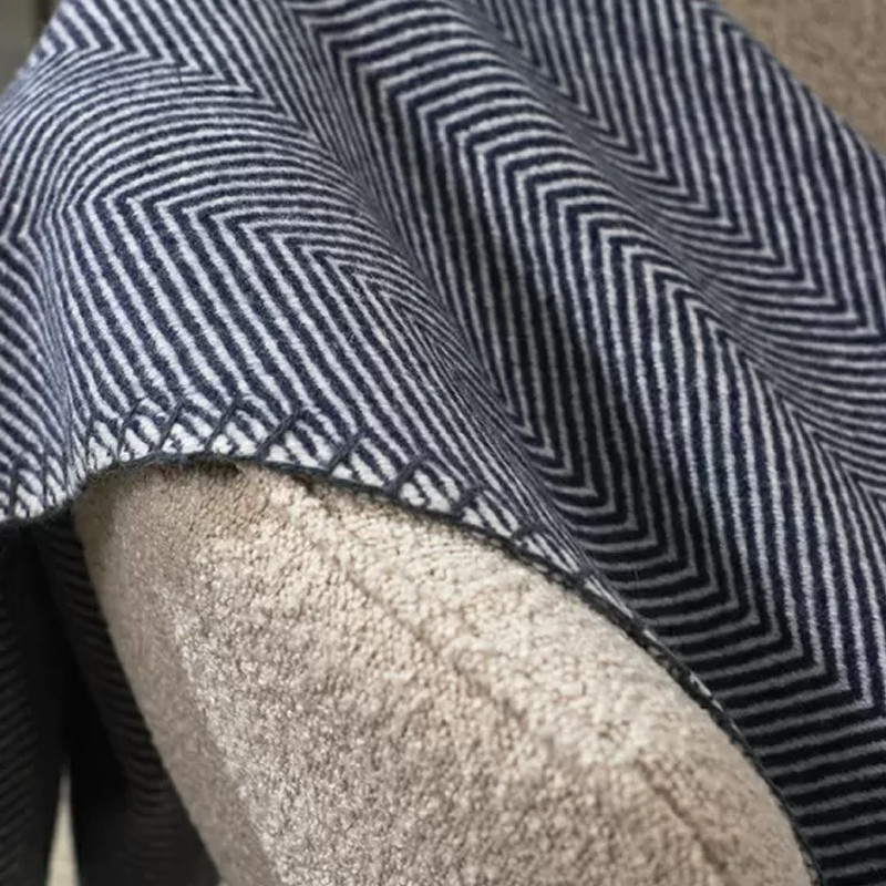 Плед из шерсти мериноса темно-синего цвета 130×180 см Indigo Waves