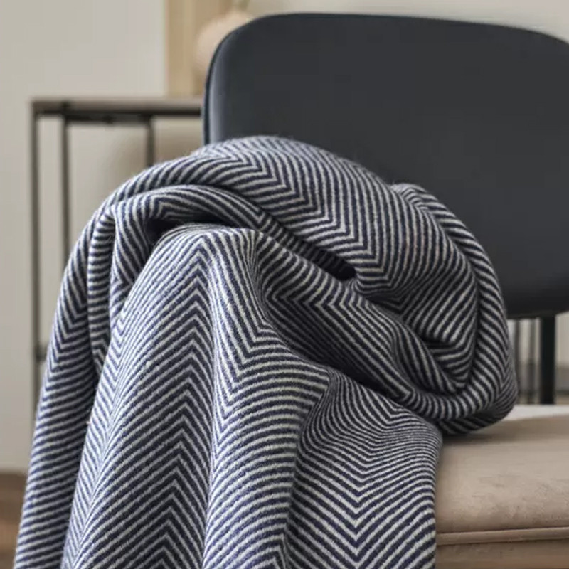 Плед из шерсти мериноса темно-синего цвета 130×180 см Indigo Waves