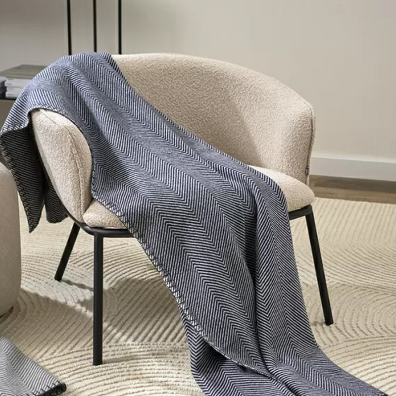 Плед из шерсти мериноса темно-синего цвета 130×180 см Indigo Waves